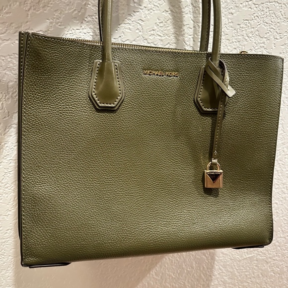 Michael Kors tote - Picture 8 of 9